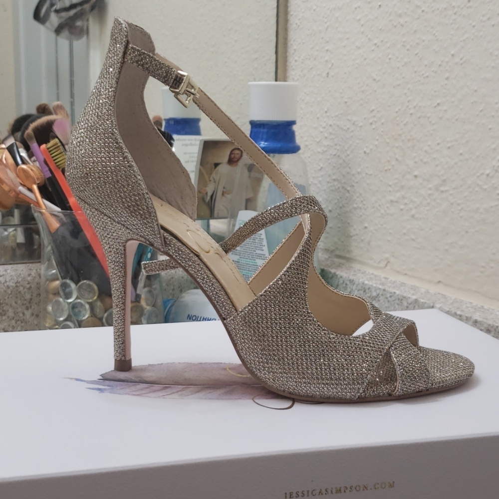 7.5 gold high heels (Jessica Simpson)